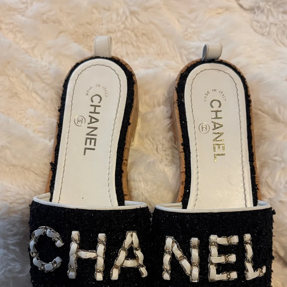 CHANEL Slides - Picture 2 of 5